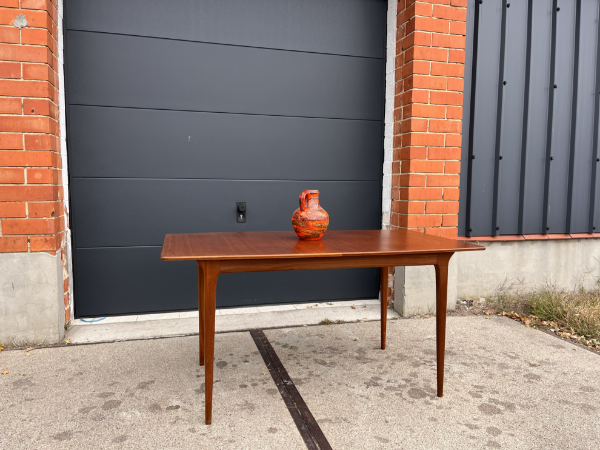 Picture of McIntosh extendable dining table