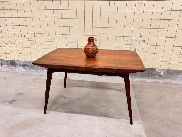 Picture of Louis van Teeffelen dining table for Wébé